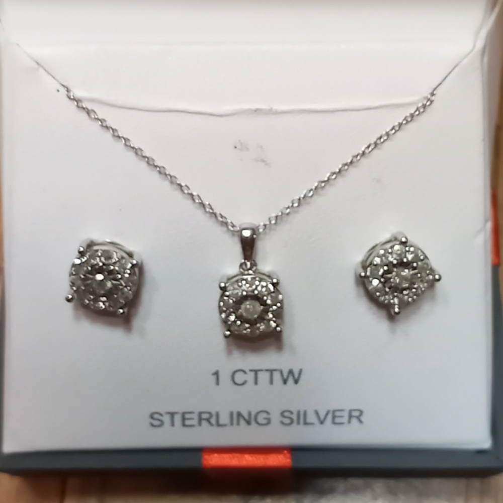 Sterling silver 1 CTTW Diamond necklace & earrings